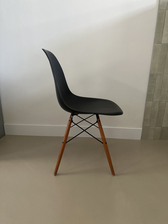 Image 1 of Silla Vitra Eames DSW negra en muy buen estado