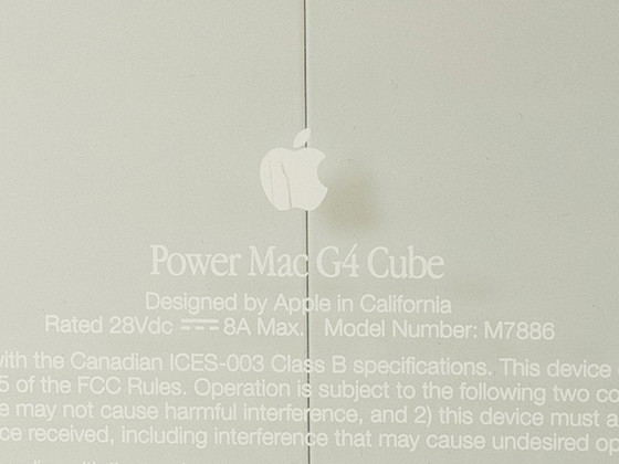 Image 1 of Power Mac G4 Cube et écran Studio 17 pouces, Apple, années 2000, vintage