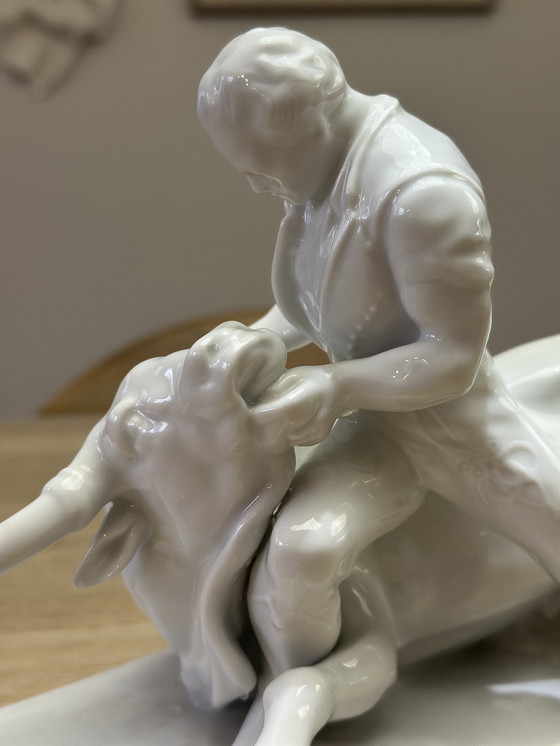 Image 1 of Scultura in porcellana d'epoca – toro con figura – manca un corno – classico oggetto decorativo bianco