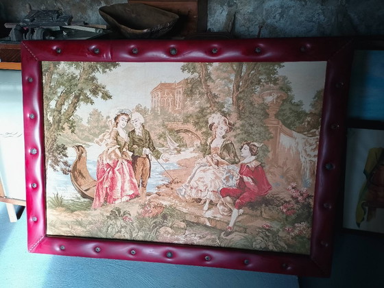 Image 1 of Arazzo antico di grandi dimensioni, scena classica, cornice in skado rosso