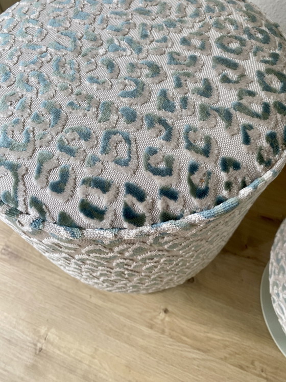 Set Upcycled Unico: Due Poggiapiedi e Pouf Design McDonald's Rivestiti su Base in Acciaio – Handmade, Metal (photo 2 of 10)