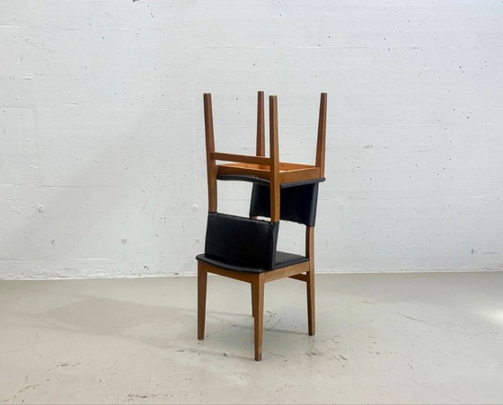 Houten stoelen uit het midden van de 20e eeuw met zwarte bekleding, jaren 60. – Eetkamerstoelen, Wood (photo 6 of 14)