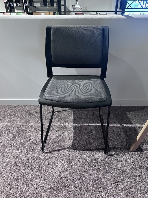 Schwarzer Stuhl mit grauem Sitzkissen