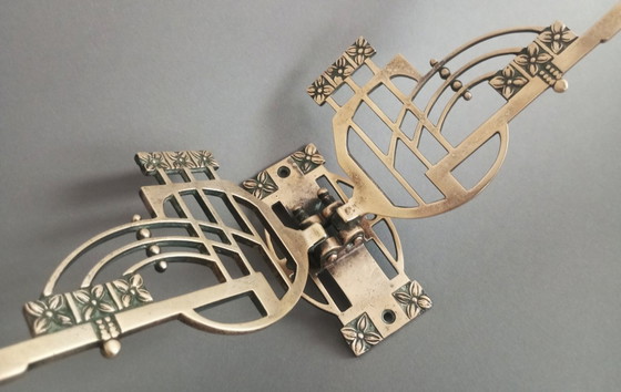 Image 1 of Geometrische messing kandelaar voor aan de muur in secessionistische/art nouveau-stijl, ca. 1900.