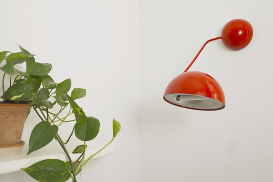 Image 1 of Vintage Italiaanse wandlamp, rode metalen wandlamp, mid-century modern, space age leeslamp