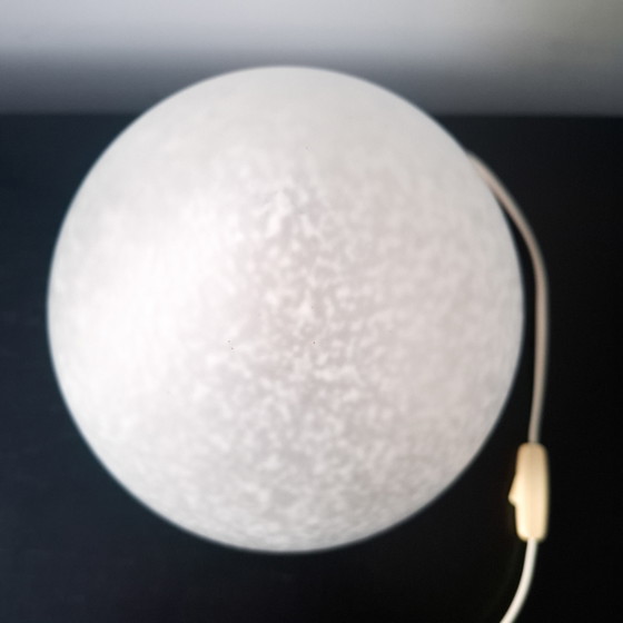 Image 1 of Lampe de table vintage en forme d'œuf, verre blanc opaque, années 1980