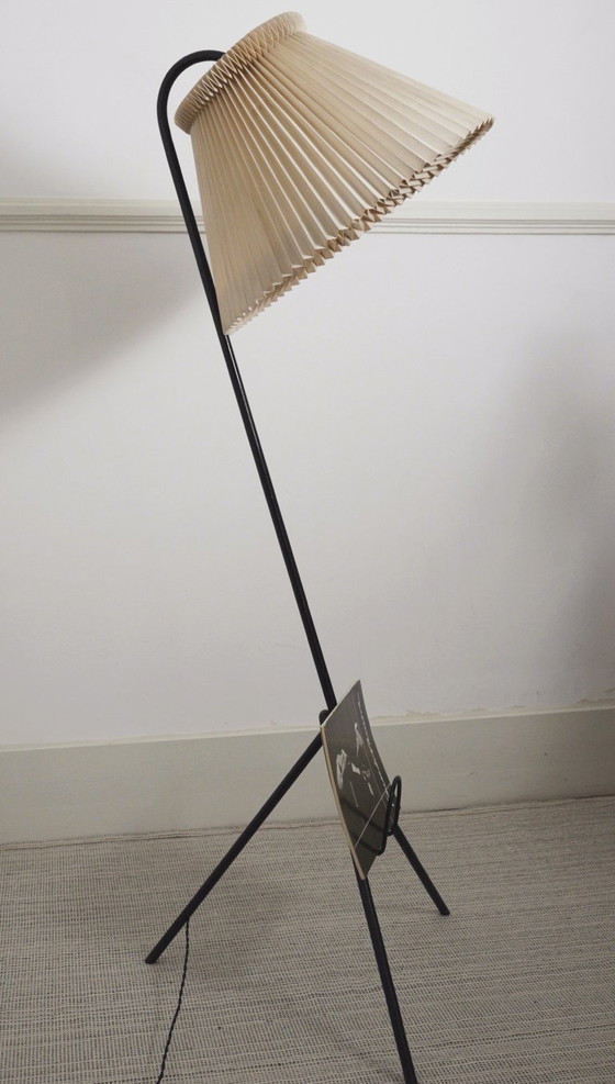 Image 1 of Vintage Le Klint vloerlamp met originele handgevouwen geplooide acrylkap, Deense mid-century moderne leeslamp met magazijn.
