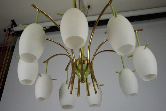 Image 1 of 9-armiger Messing-Kronleuchter aus der Jahrhundertmitte mit grünem Lack und Opalglas. Italien 1950er Jahre