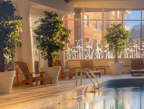 Image 1 of Piscina vacía — fotografía en color impresa en una caja de luz de 100x150 cm.