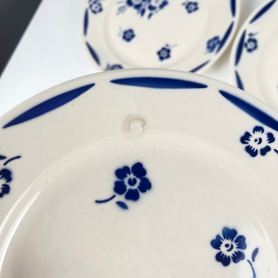 Image 1 of Set di 6 piattini da dessert in semiporcellana di Badonviller, decorati con motivi floreali blu, inizio XX secolo.