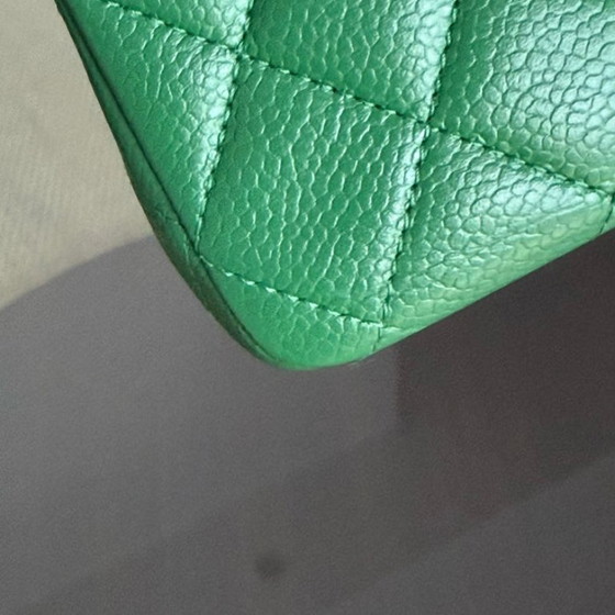 Image 1 of Chanel Classic Flap Medium - Caviar 25CM Gesteppte Doppelklappe Grün Silberne Hardware Serie 21