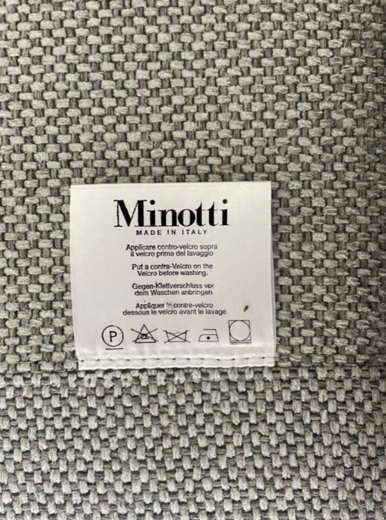 Image 1 of Il divano Minotti a 4 posti e il pouf Andersen abbinato sono acquistabili separatamente