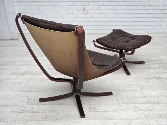Image 1 of Jaren 70, Noors ontwerp van Sigurd Ressel, loungestoel met voetenbank, model "Falcon".