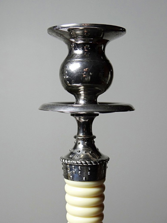 Image 1 of Par de candelabros antiguos estilo antorcha, de metal plateado y plástico con efecto marfil.