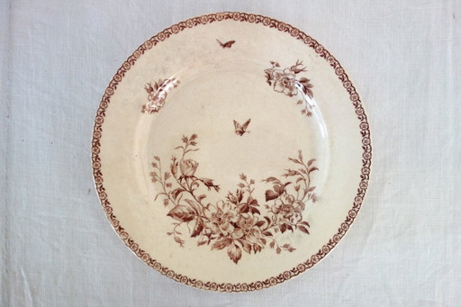 2 fuentes de servir de arcilla de hierro Gien, modelo May, circa 1900.