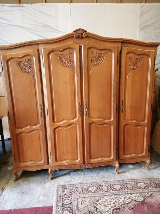 Grote vintage kledingkast 