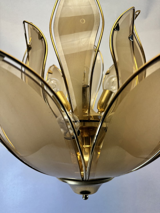 Image 1 of Grande lampada a sospensione "Lotus" d'epoca in vetro fumé e ottone - stile Hollywood Regency