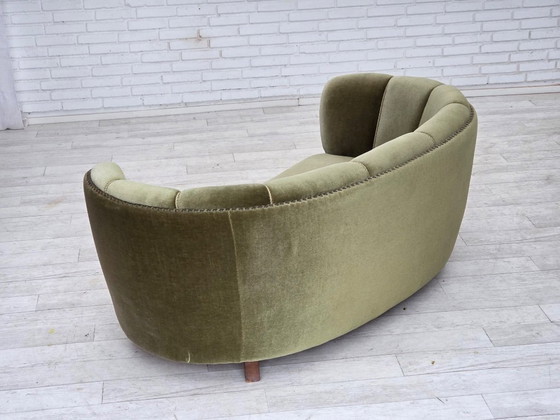Image 1 of Dänisches 2-Sitzer-Sofa „Banane“ aus den 1970er Jahren, grüner Möbelveloursbezug, Beine aus Eichenholz.