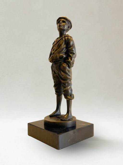 Scultura in bronzo – Piccolo mozzo che fischietta – Firmata V. Szczeblewski – 21 cm