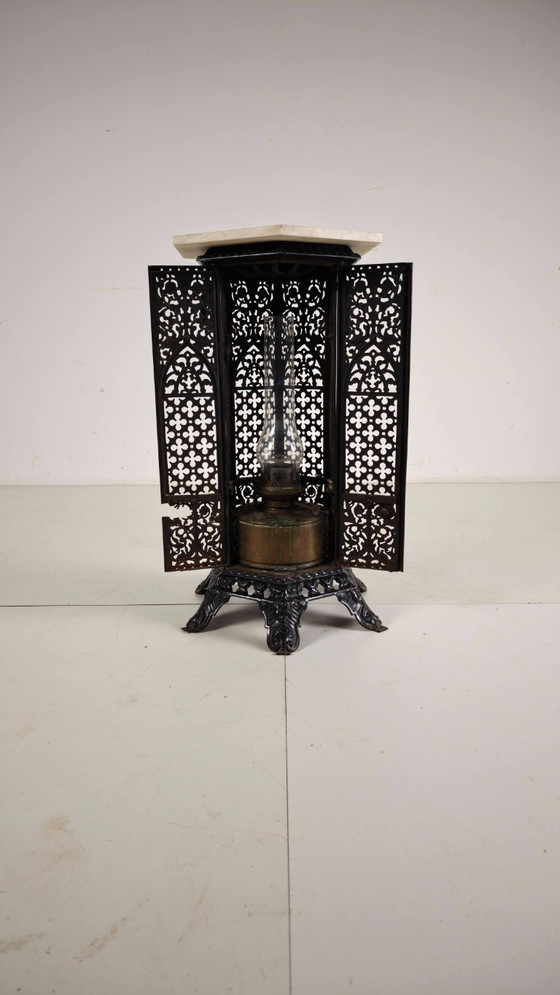 Image 1 of Orientalistische gietijzeren bijzettafel met marmeren blad, eind 19e eeuw.