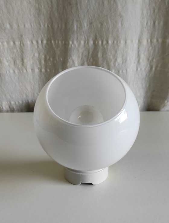 Image 1 of Wandlamp in art-decostijl met porseleinen en opaalglazen bol - jaren 1930/40