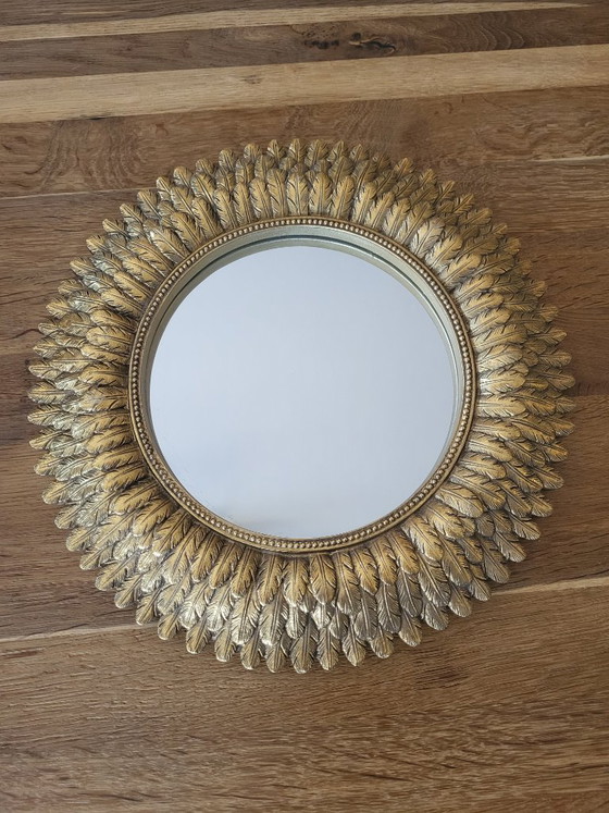 Image 1 of Specchio a forma di sole vintage con decorazioni a piume, in resina, anni '50, Belgio.