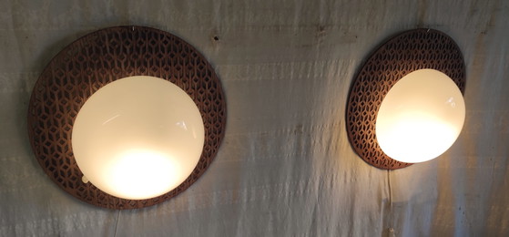 Image 1 of Design wandlampen van hout met een bol van opaalglas - midden 20e eeuw