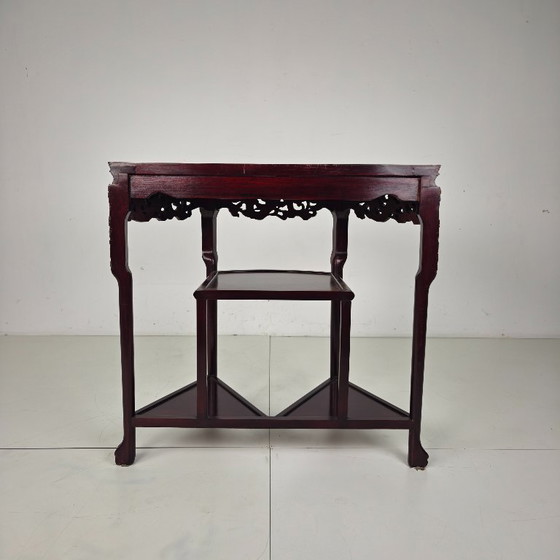 Image 1 of Consolle/tavolino laterale vintage cinese in legno massello con piano in marmo