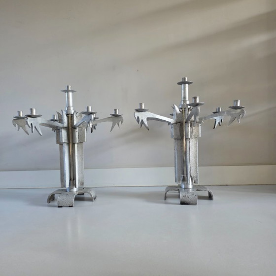 Image 1 of Set van 2 unieke grote vintage brutalistische aluminium kandelaars — toegeschreven aan Helmut Schluter — 7 kaarsen — Duitsland 