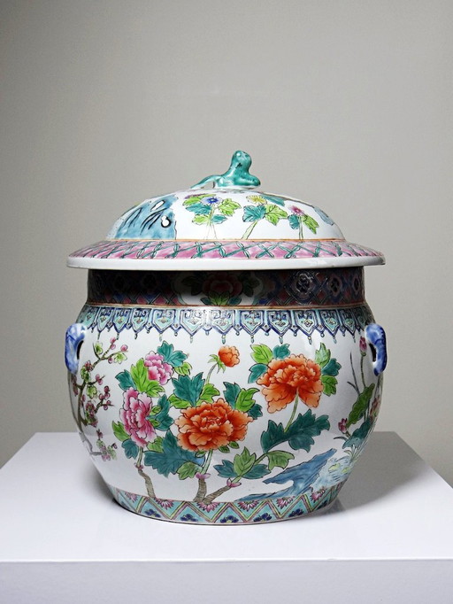 Grand pot couvert en porcelaine de Chine, décor famille rose floral, XXe siècle