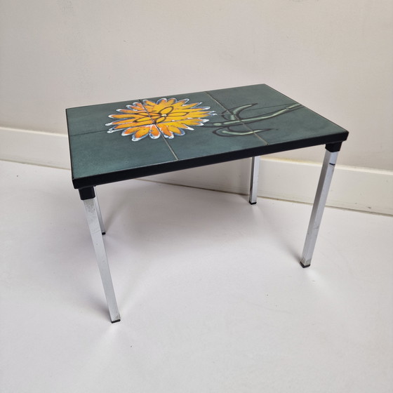 Image 1 of Tavolino vintage in piastrelle Adri Belgique. Tavolino belga con piastrelle e decoro floreale. Rettangolare.