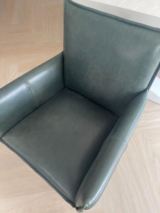 Sedia da pranzo con braccioli, pelle verde scuro, Jess, Sedie da pranzo, Metallo, Modern (foto 3 di 5)