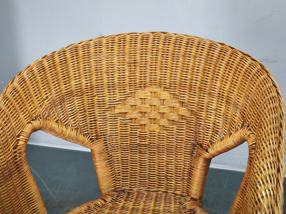 Image 1 of Conjunto de salón italiano de ratán y mimbre de los años 50, con cuatro sillones y mesa.