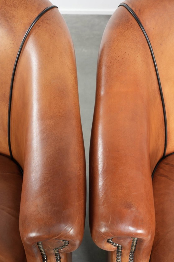 Image 1 of 2 grands fauteuils club en peau de mouton, en bon état