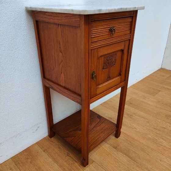 Image 1 of Table de chevet ancienne vintage avec plateau en marbre