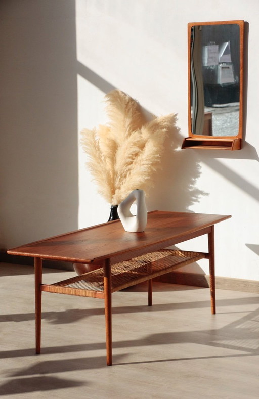 Mesa de centro escandinava vintage de teca y ratán: diseño danés de los años 60