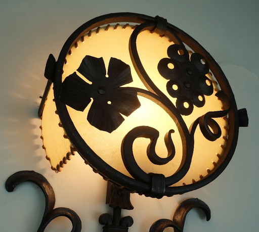 remarquable lampe murale vintage des années 1970 en fer forgé et parchemin koch & sons brutalist rustic design