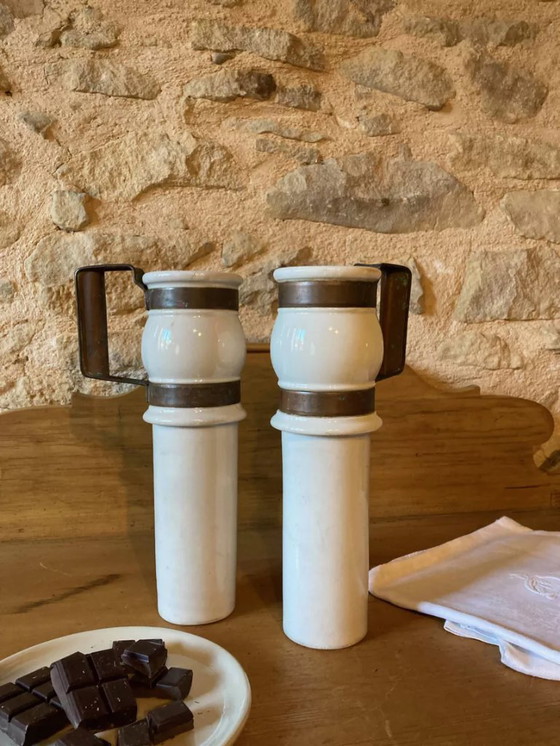 Image 1 of Chocoladepotten in bistrostijl van vuurvast porselein met koperen handvatten, eind 19e eeuw.