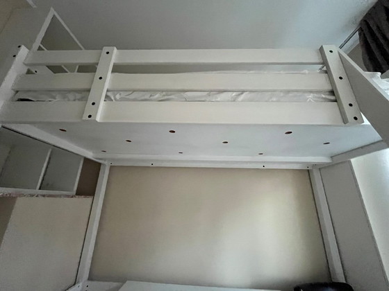 Image 1 of Cama alta de madera blanca para una persona