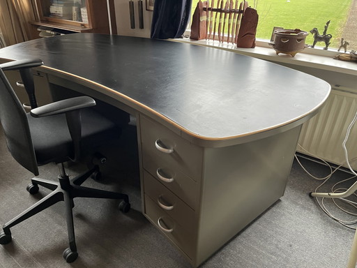 Escritorio Gispen, escritorio industrial LIPS president en forma de riñón