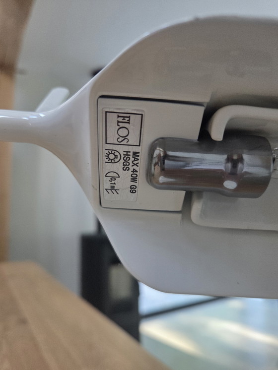 Image 1 of La lampada da scrivania Flos Tab T LED è stata progettata da E. Barber & J. Osgerby.