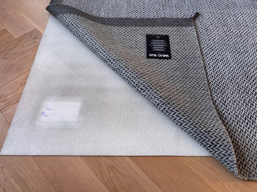 Alfombra Muuto Ply 200x300 gris oscuro – lana – diseño