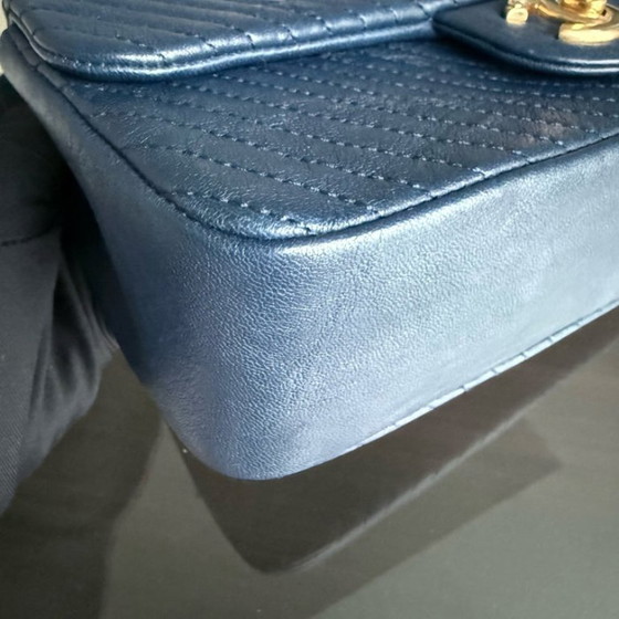Image 1 of Chanel Seasonal Flap Small - 23CM Surpique CC Herringbone Medallion Flap Chevron Donkerblauw Goudkleurige hardware Serie 21