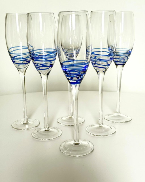 Ein Satz von 6 handgefertigten Sektflöten aus Glas mit Kobaltwirbel