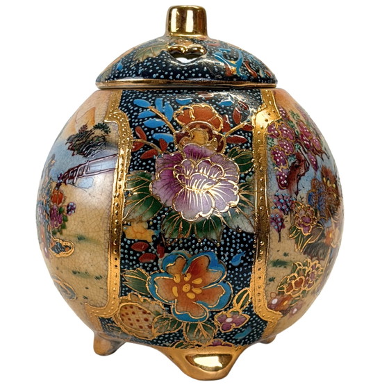 Chinese Satsuma-style Porcelain Koro with Geisha Decoration - circa – Decorative Objects, Gold (photo 9 of 10)