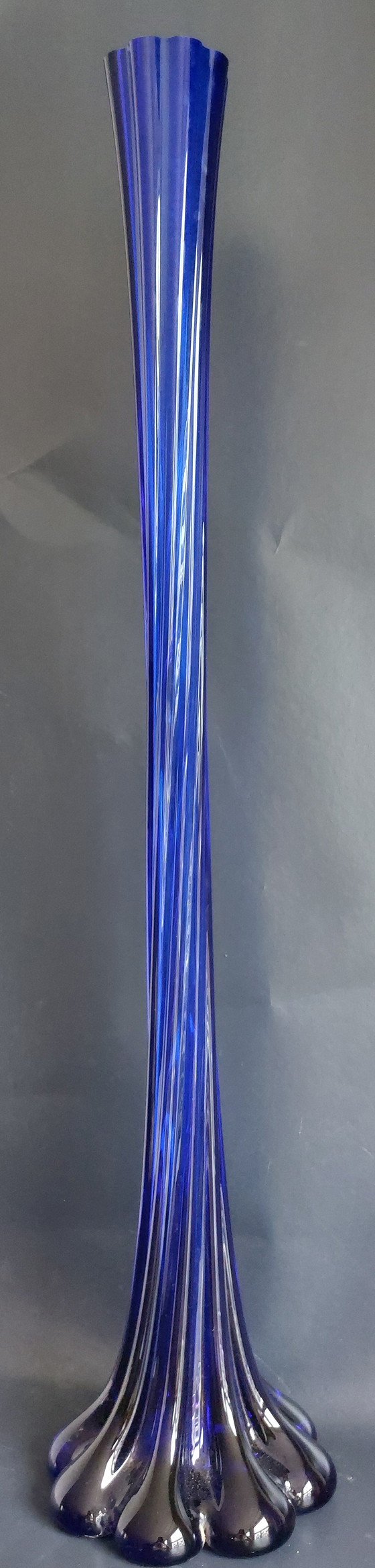 Image 1 of Blauwe gedraaide glazen vaas, 1960