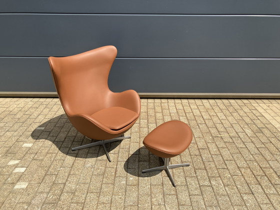 Image 1 of Sillón Egg de Fritz Hansen + Otomana de piel color coñac ¡En perfecto estado!