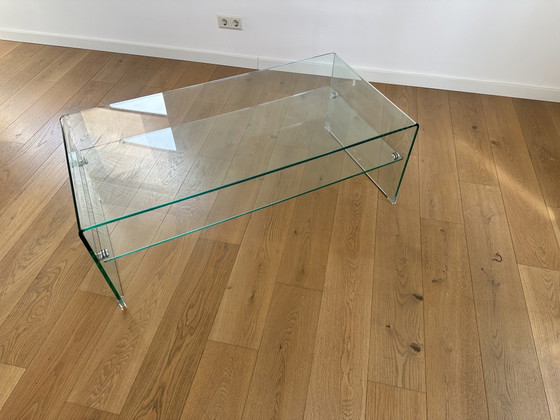 Minimalistischer Couchtisch aus Glas mit unterer Ablagefläche – Couchtische (photo 5 of 8)
