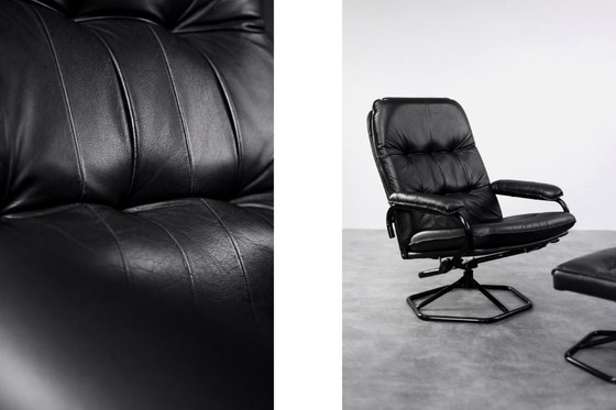 Image 1 of Poltrona girevole e pouf in pelle nera danese moderna vintage di metà secolo di Unico, anni '70, set di 2