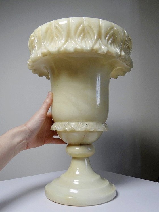 Image 1 of Large Medici vase in alabaster/yellowish marble, Belle Époque style